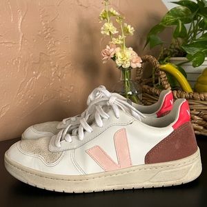 VEJA V-10 MULTICOLOR PINK tennis shoe. Size 8